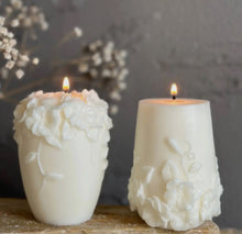 Load image into Gallery viewer, Vase Floral Candle- Ivory/Undyed White Tea