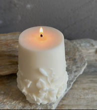 Load image into Gallery viewer, Vase Floral Candle- Ivory/Undyed White Tea