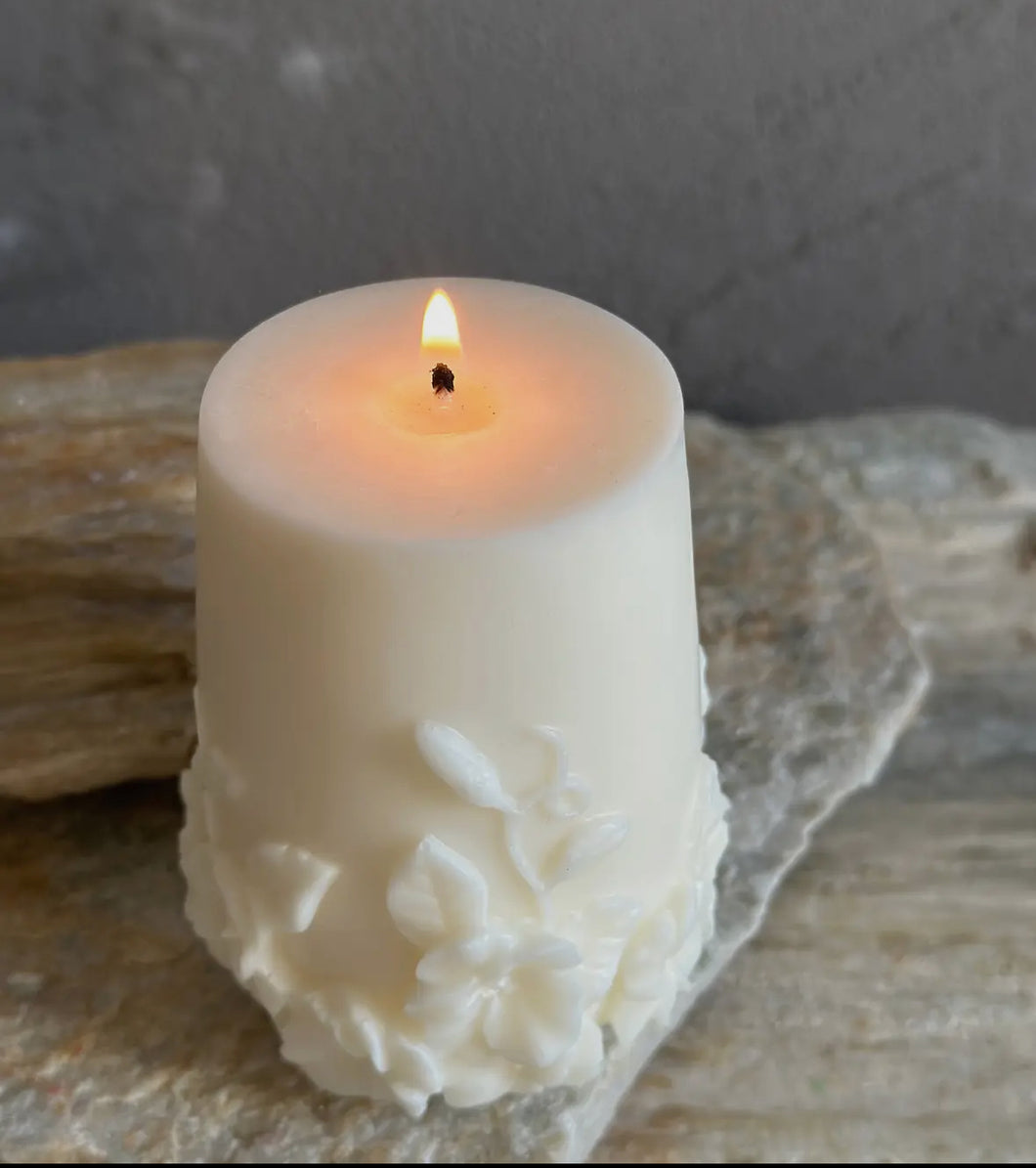 Vase Floral Candle- Ivory/Undyed White Tea