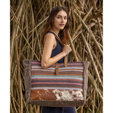 Load image into Gallery viewer, Keep your personal items close at hand with this weekender bag. Perfect for everyday use because of its resilience and comes with a bottle holder on the side. (6211737551046)
